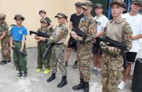 У Старобільську на Луганщині окупанти роздають повістки неповнолітнім хлопцям