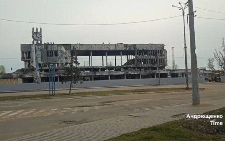 ​Росіяни демонтують залізничний вокзал та приватні будинки в окупованому Маріуполі
