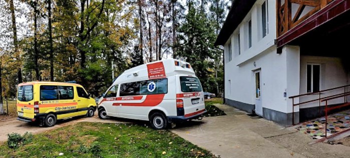 Автівки поблизу лікарні «Хоспіс», що діє в с. Сіде Самбірського району