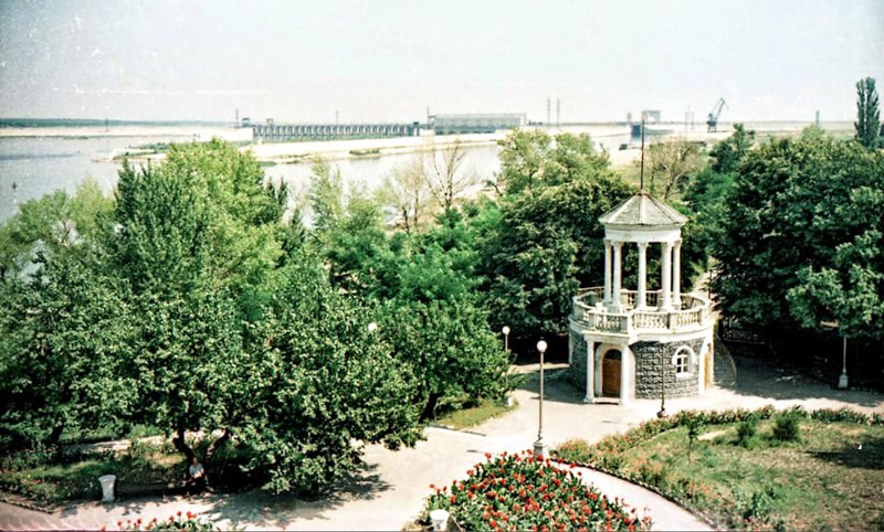 Альтанка парку та вид на ГЕС, 1950-ті роки
