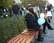 В Днепропетровске на Набережной установили «рекордную» 50-метровую лавочку