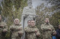 Российские захватчики снесли в Мангуше памятник Гетману Сагайдачному, - Андрющенко