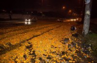 У Дніпрі після ДТП дорогу засипало мандаринами