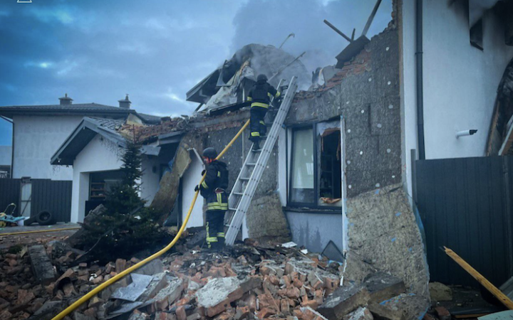 Ворог вчергове атакував Київщину, пошкоджені будинки людей