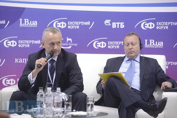 Вадим Пушкарев(слева), глава правления ПАО «ВТБ Банк» и Джок Мендоза-Вилсон, директор по международным связям и отношениям с
инвесторами «СКМ»