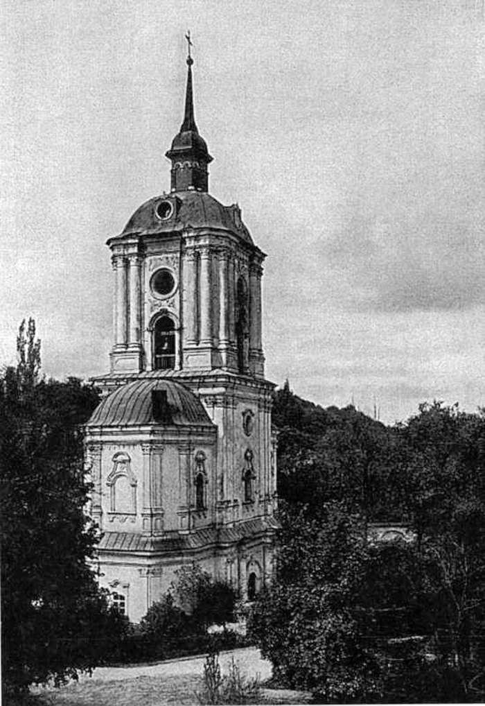 Вид на дзвіницю з церквою Благовіщення та брамою