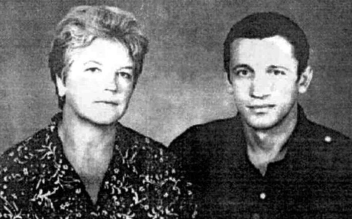 Валерій Марченко (1947–1984) з мамою Ніною Іванівною. Був засуджений за «антирадянську пропаганду та агітацію» на шість років колонії суворого режиму і два роки заслання. У пермських таборах познайомився з правозахисниками Семеном Глузманом й Іваном Світличним