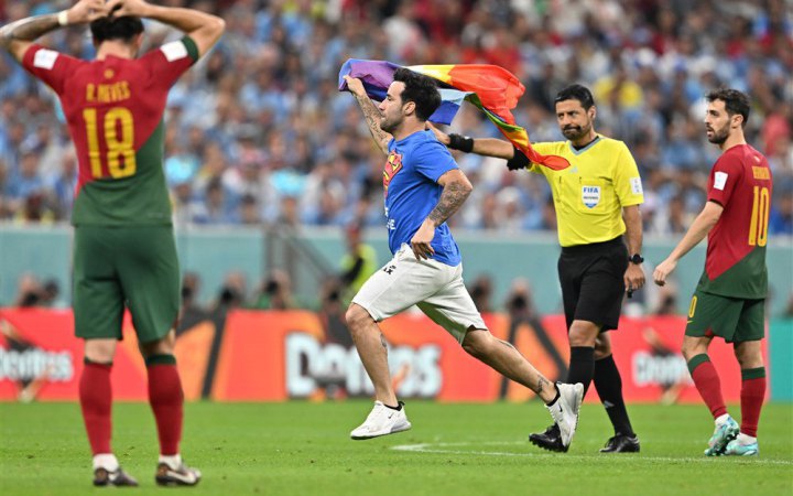 На ЧС-2022 під час матчу Португалія – Уругвай фанат вибіг на поле із закликом врятувати Україну