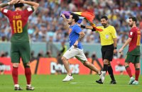 На ЧС-2022 під час матчу Португалія – Уругвай фанат вибіг на поле із закликом врятувати Україну