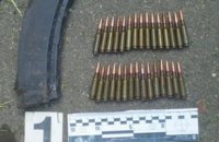 В Киеве во дворе многоэтажки дворник нашла боеприпасы