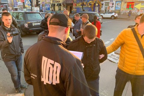 У Києві затримали слідчого Нацполіції під час отримання $3 тис. хабара