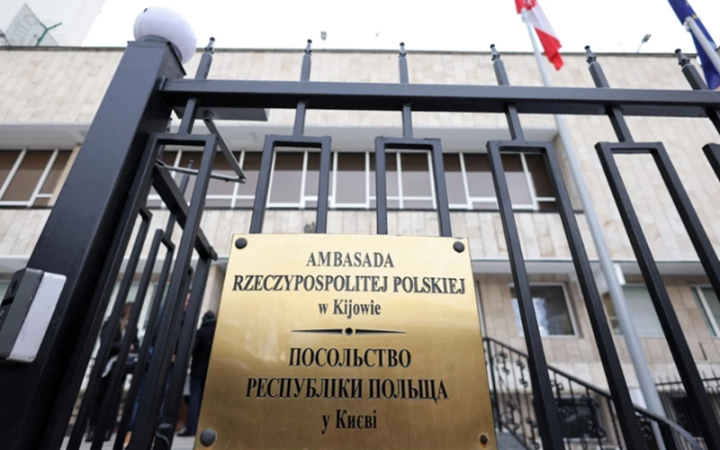 У Києві через російську атаку пошкоджено будівлю посольства Польщі