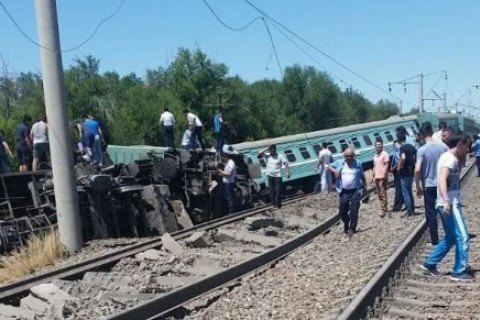 Пасажирський поїзд зійшов з рейок у Казахстані, є загиблий