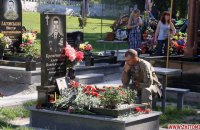 В Житомире несколько сотен десантников почтили память павших на кладбище
