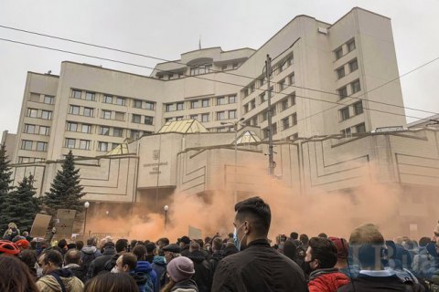 Под Конституционным судом прошел масштабный митинг с файерами, полиция перекрывала движение (обновлено)