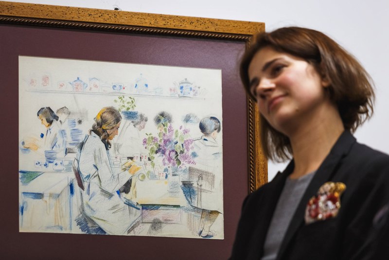 Олена Зарецька під час виставки робіт дідуся «Віктор Зарецький. Робота художника», ескізи 60–80 рр. 