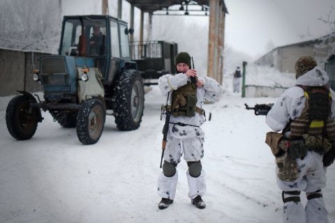 Бойовики сім разів відкривали вогонь на Донбасі, двох військових поранено
