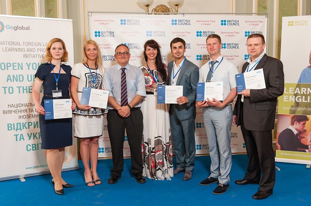 Українські держслужбовці отримують сертифікат про проходження курсів англійської мови від Британської Ради в Україні