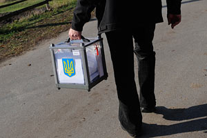 Тимошенко привезли избирательную урну из Качановки