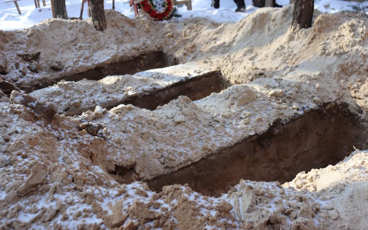 Досі залишаються неідентифікованими 143 тіла, виявлених у масовому похованні в Ізюмі
