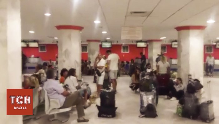 Застрявшие в аэропорту Туниса украинские туристы 