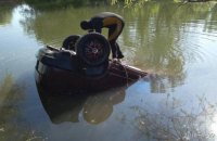 "Девятка" вылетела в озеро в Запорожской области, погибла женщина