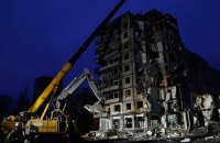 Рятувальники продовжують пошук 25 мешканців зруйнованого ракетою будинку в Дніпрі