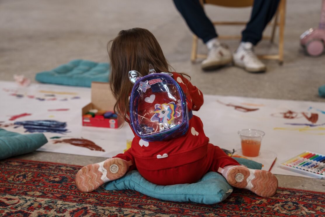 Учасниця арттерапевтичного заходу від команди психологів фонду