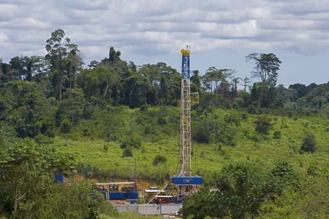 Еквадор почав видобувати нафту собі у збиток