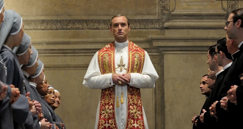 Кадр з фільму «Молодий папа»