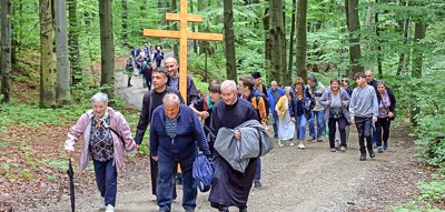 Без п’яти зірок, але поруч з Богом. Чому і куди українці їздять у паломництва під час війни 