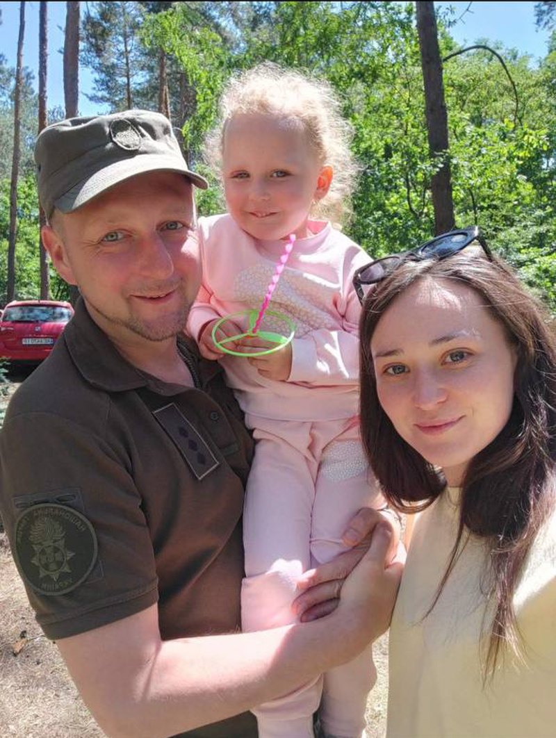 Денис і Діана з донькою