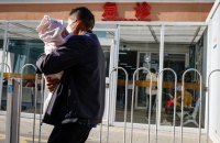 Китай пропонує батькам 1500 доларів за народжену дитину