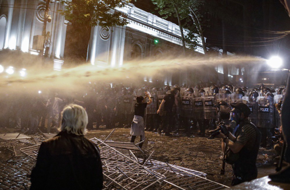 Розгін протесту у Тбілісі
