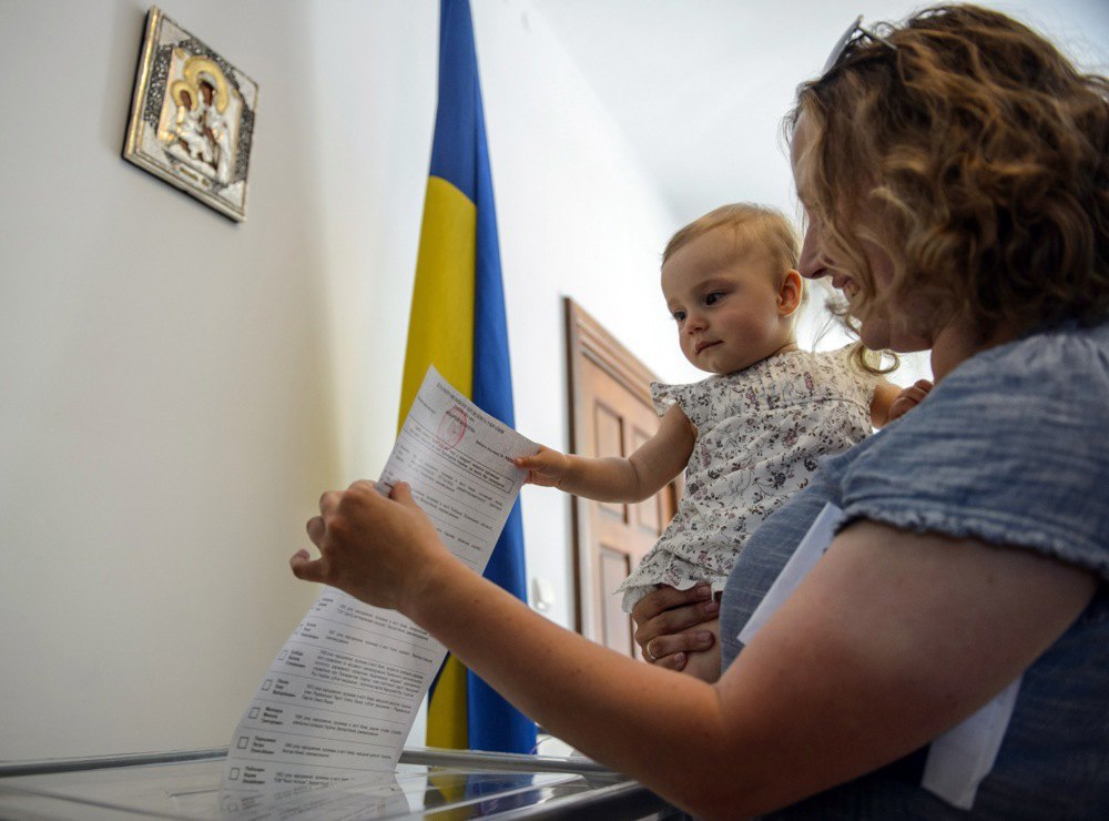 Українка в Польщі голосує на президентських виборах на виборчій дільниці, облаштованій у Генеральному консульстві України в Любліні, 25 травня 2014 р