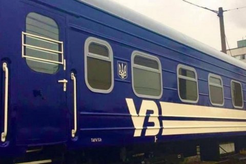 "Укрзалізниця" вирішила перефарбувати пасажирські вагони в темний колір