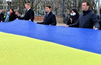 На центральной площади Риги развернули 30-метровый флаг Украины