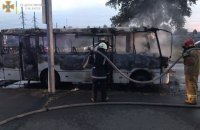 ​В Киеве сгорела маршрутка, водитель получил ожоги лица и руки