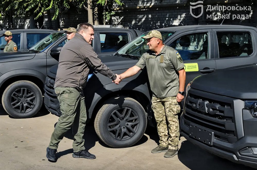 Територіальна громада Дніпра за підтримки благодійної організації передає на фронт чергову партію машин для військових.