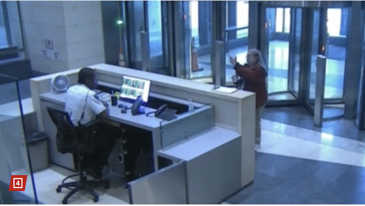 Працівницю міністерства юстиції США звільнили за непристойний жест 