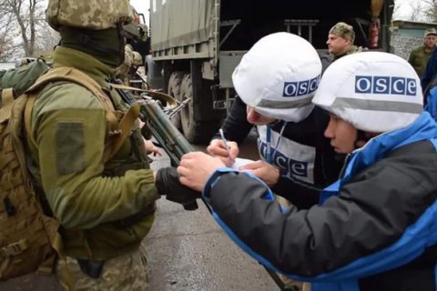 ​Оккупанты полтора часа держали наблюдателей ОБСЕ возле Станицы Луганской: "проверяли" багаж и требовали диппаспорта