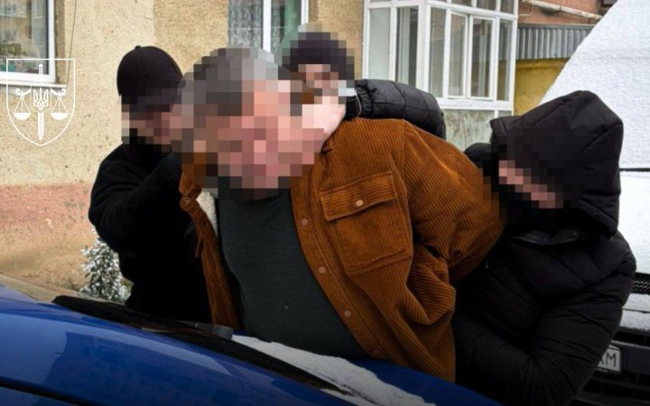 На Закарпатті митника підозрюють у схемі безмитного ввезення елітних годинників за 5% «кешбеку» на власний рахунок