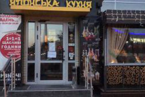 У Києві 24 особи отруїлися суші в ресторані на Дмитрівській (оновлено)