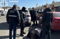 На Київщині чоловіка підозрюють у організації схеми втечі військового за кордон