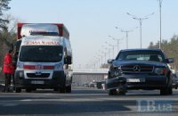 В Киеве Mercedes протаранил грузовик