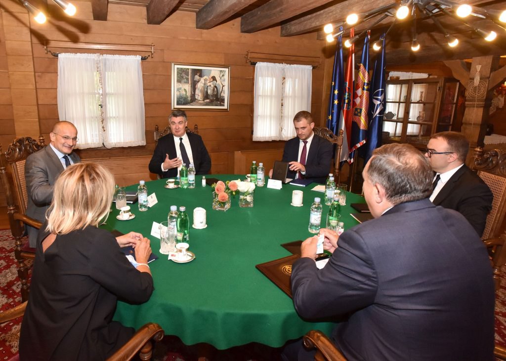 Милорад Додик під час зустрічі з президентом Хорватії Зораном Мілановичем у Загребі 27 жовтня 2021.