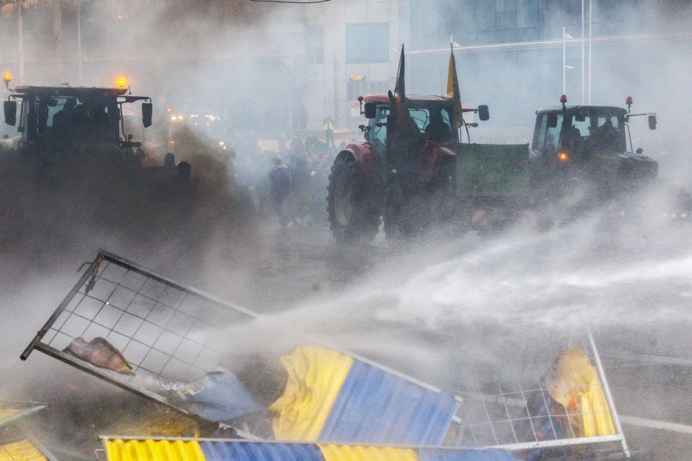 Поліція використовує водомети проти протестувальників поблизу будівлі Ради ЄС в Брюсселі, 26 лютого 2024 року.
