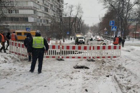В Киеве на Куреневке ограничено дорожное движение из-за прорыва канализационного коллектора