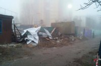 У Києві почали зносити паркан навколо незаконного будівництва Войцеховського