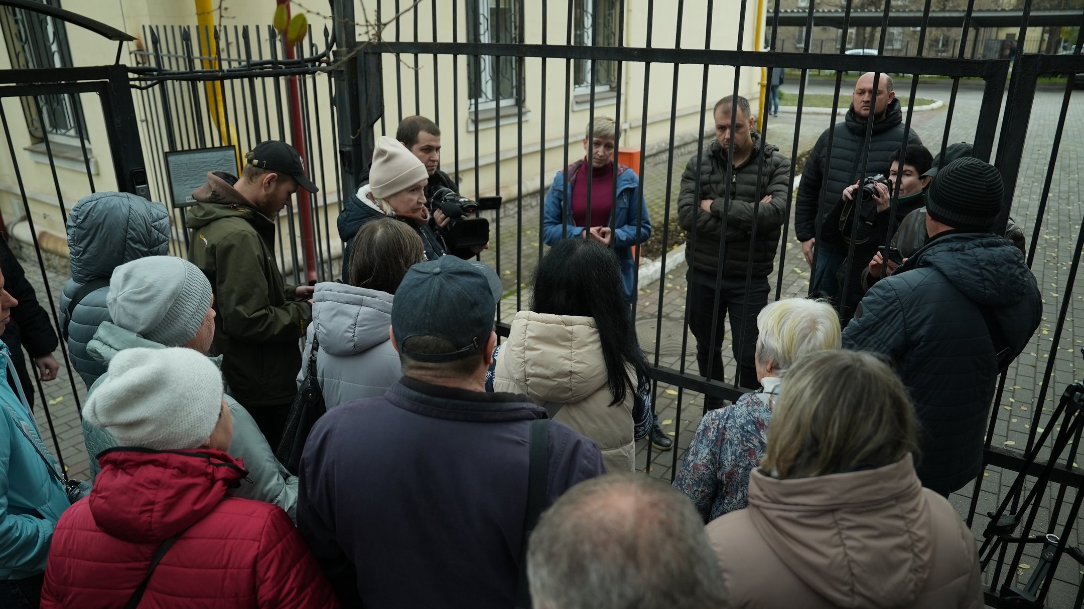 Люди зібралися під стінами Запоріжжяобленерго вимагаючи справедливі графіки світла, 17 листопада 2025. 